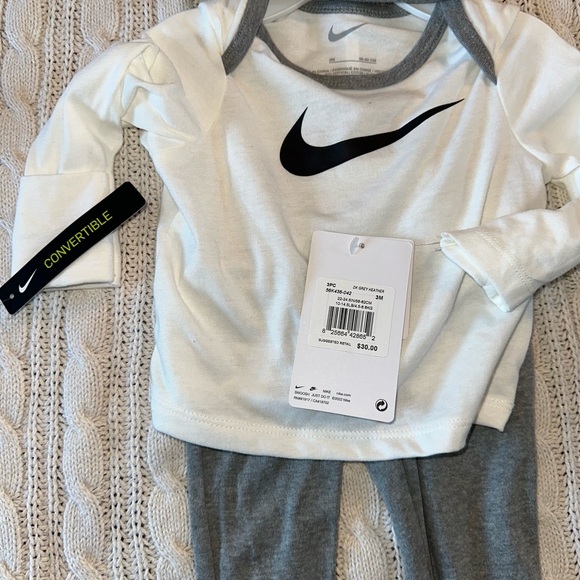 Nike Infant Set in White and Gray - Picture 3 of 4